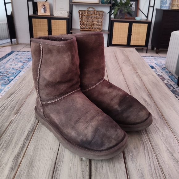 UGG Suede Short Boot in Brown Size Woman's 9 - Picture 3 of 13